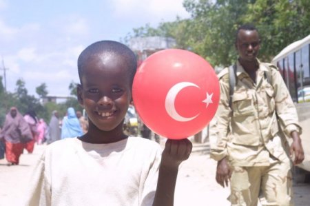 Yıkık Mogadişo’da Ay Yıldızlı Somali Çocuk