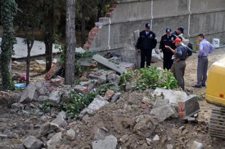 Yıkılan Duvarın Altında Kalan 1 Kişi Öldü