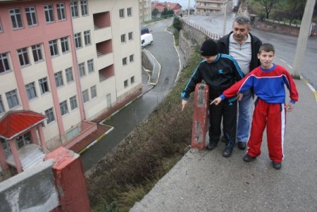 Yıkılan Korkuluk Tehlike Saçıyor