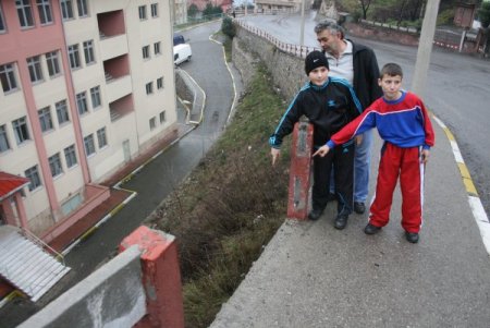 Yıkılan Korkuluk Tehlike Saçıyor