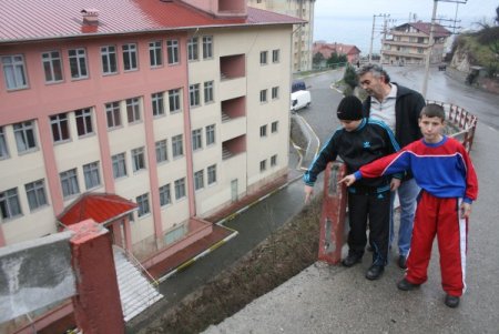 Yıkılan Korkuluk Tehlike Saçıyor
