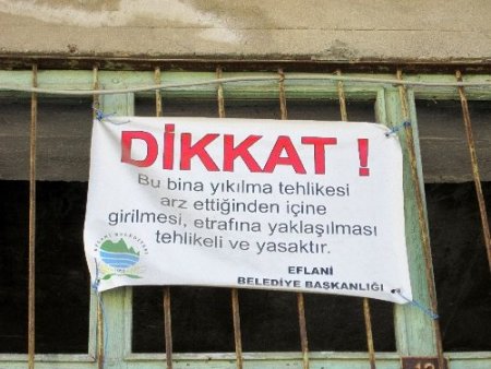 Yıkılma tehlikesi olan binalara ikaz yazıları asıldı