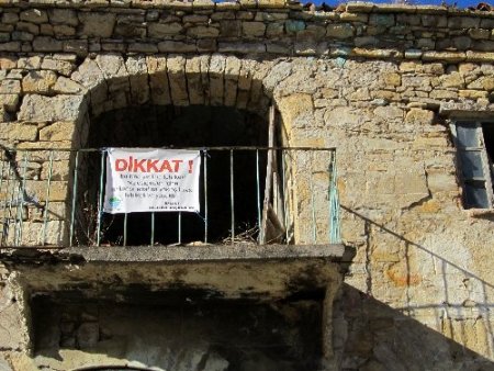 Yıkılma tehlikesi olan binalara ikaz yazıları asıldı