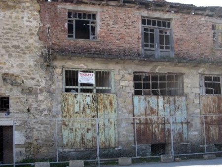 Yıkılma tehlikesi olan binalara ikaz yazıları asıldı