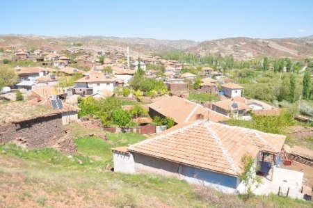 Yıkılmak üzere olan ilkokul, köy konağına dönüştürüldü