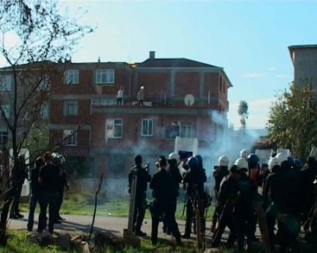 Yıkım Ekiplerine 'arı'lı Direniş