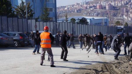 Yıkım ekipleriyle gecekondu sakinleri birbirine girdi: 1’i polis 10 yaralı