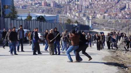 Yıkım ekipleriyle gecekondu sakinleri birbirine girdi: 1’i polis 10 yaralı