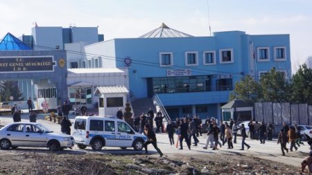 Yıkım ekipleriyle gecekondu sakinleri birbirine girdi: 1’i polis 10 yaralı