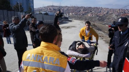 Yıkım ekipleriyle gecekondu sakinleri birbirine girdi: 1’i polis 10 yaralı