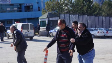 Yıkım ekipleriyle gecekondu sakinleri birbirine girdi: 1’i polis 10 yaralı