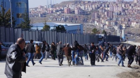 Yıkım ekipleriyle gecekondu sakinleri birbirine girdi: 1’i polis 10 yaralı