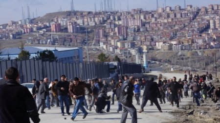 Yıkım ekipleriyle gecekondu sakinleri birbirine girdi: 1’i polis 10 yaralı