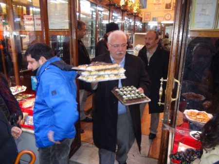 Yıkım kararı çıkan tarihi pastanenin tatlıları vatandaşlara ikram edildi