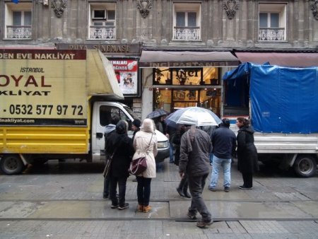 Yıkım kararı çıkan tarihi pastanenin tatlıları vatandaşlara ikram edildi