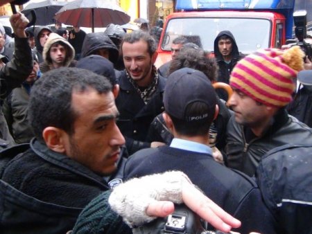 Yıkım kararı çıkan tarihi pastanenin tatlıları vatandaşlara ikram edildi