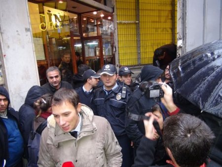 Yıkım kararı çıkan tarihi pastanenin tatlıları vatandaşlara ikram edildi