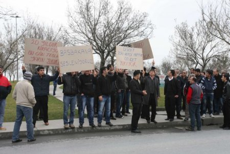 Yıkım kararı verilen restoranların sahipleri yol kapattı