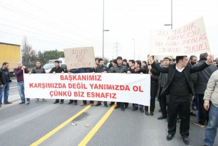 Yıkım kararı verilen restoranların sahipleri yol kapattı