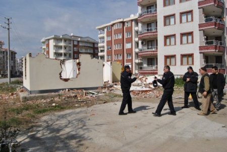 Yıktıkları Duvarın Altında Kalan Arkadaşını Ölümden Kurtardı
