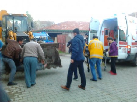 Yıktıkları evin altında kaldılar