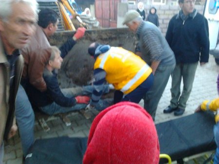 Yıktıkları evin altında kaldılar