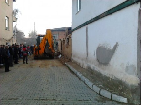 Yıktıkları evin altında kaldılar