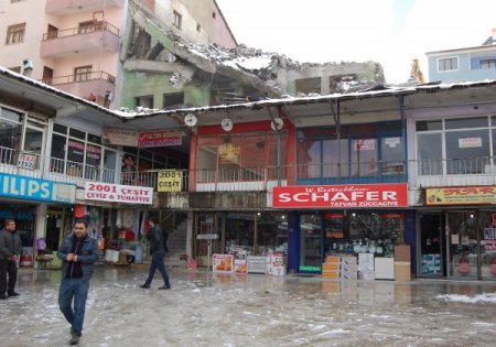 Yıktırılan bina esnafa zor anlar yaşattı