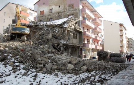 Yıktırılan bina esnafa zor anlar yaşattı