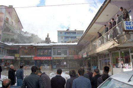 Yıktırılan bina esnafa zor anlar yaşattı