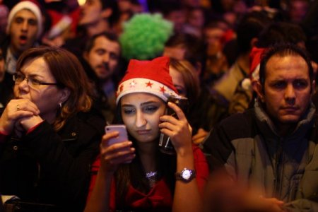 Yılbaşı kutlamaları için binlerce vatandaş Taksim'e akın etti