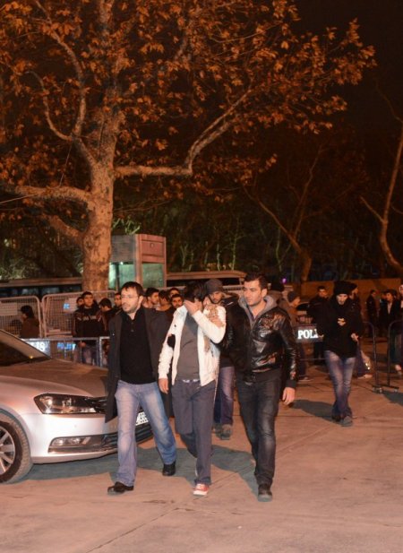 Yılbaşı kutlamaları için binlerce vatandaş Taksim'e akın etti