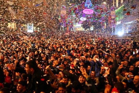 Yılbaşı kutlamaları için binlerce vatandaş Taksim'e akın etti