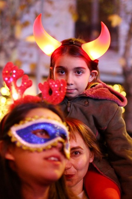 Yılbaşı kutlamaları için binlerce vatandaş Taksim'e akın etti