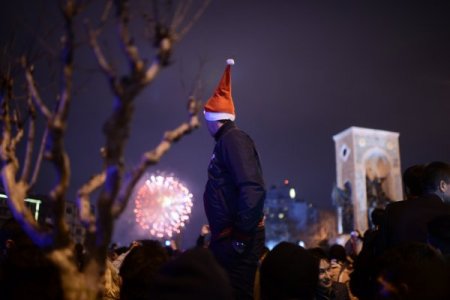 Yılbaşı kutlamaları için binlerce vatandaş Taksim'e akın etti