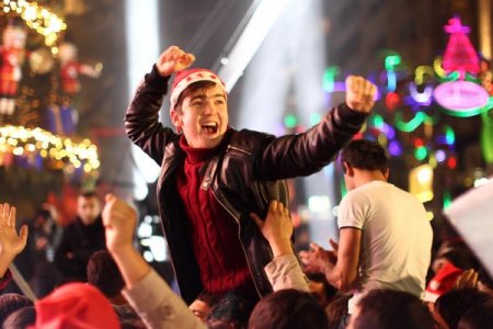 Yılbaşı kutlamaları için binlerce vatandaş Taksim'e akın etti