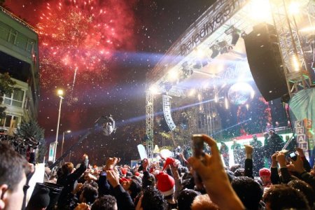 Yılbaşı kutlamaları için binlerce vatandaş Taksim'e akın etti