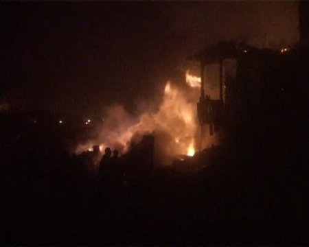 Yıldırım Düşmesi Sonucu 2 Ev, 1 Samanlık Ve 1 Ahır Yandı