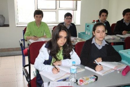 Yıldırım Koleji öğrencileri İNEPO'dan altın madalya ile döndü