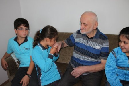 Yıldırım Koleji öğrencilerinden İzmirlioğlu'na 'geçmiş olsun' ziyareti