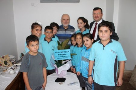 Yıldırım Koleji öğrencilerinden İzmirlioğlu'na 'geçmiş olsun' ziyareti