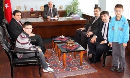 Yıldırım Koleji satranç şampiyonları Kılıç ve Çay’ı ziyaret etti