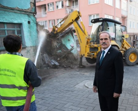 Yıldırım Külliyesi'nin çevresi temizleniyor