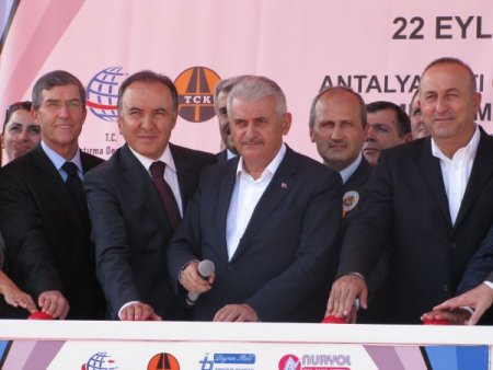 Yıldırım: Teröre inat yatırımlara devam