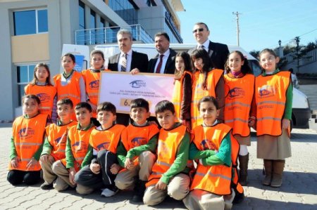 Yıldırımhan'dan Suriye'ye battaniye ve para yardımı