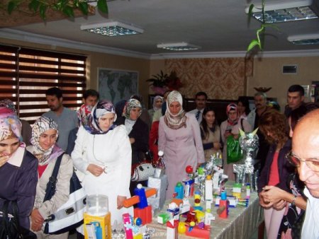 Yıldırımlı miniklerin Geometrik Robot Sergisi yoğun ilgi gördü