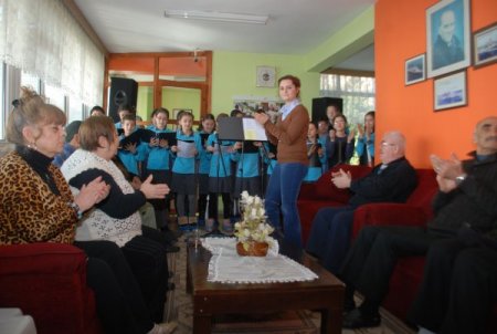 Yıldırımlı Öğrenciler Huzurevi Sakinlerini Ziyaret Etti