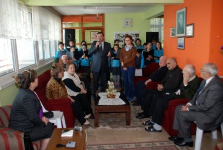 Yıldırımlı Öğrenciler Huzurevi Sakinlerini Ziyaret Etti