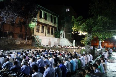 Yıldızlar Altında Teravih Namazı