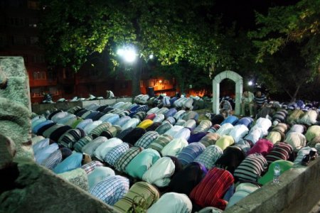 Yıldızlar Altında Teravih Namazı